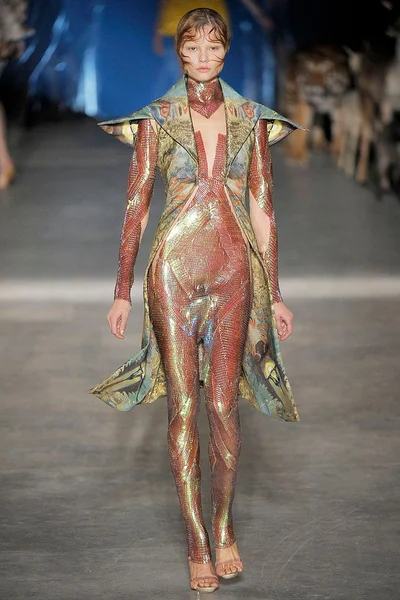 Look 16